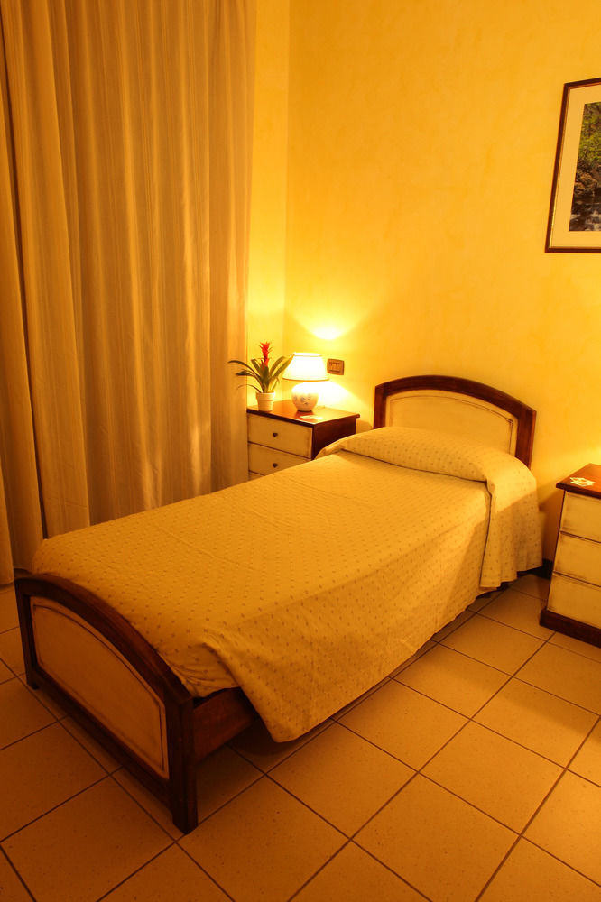 Arcobaleno Rooms Cagliari Bagian luar foto